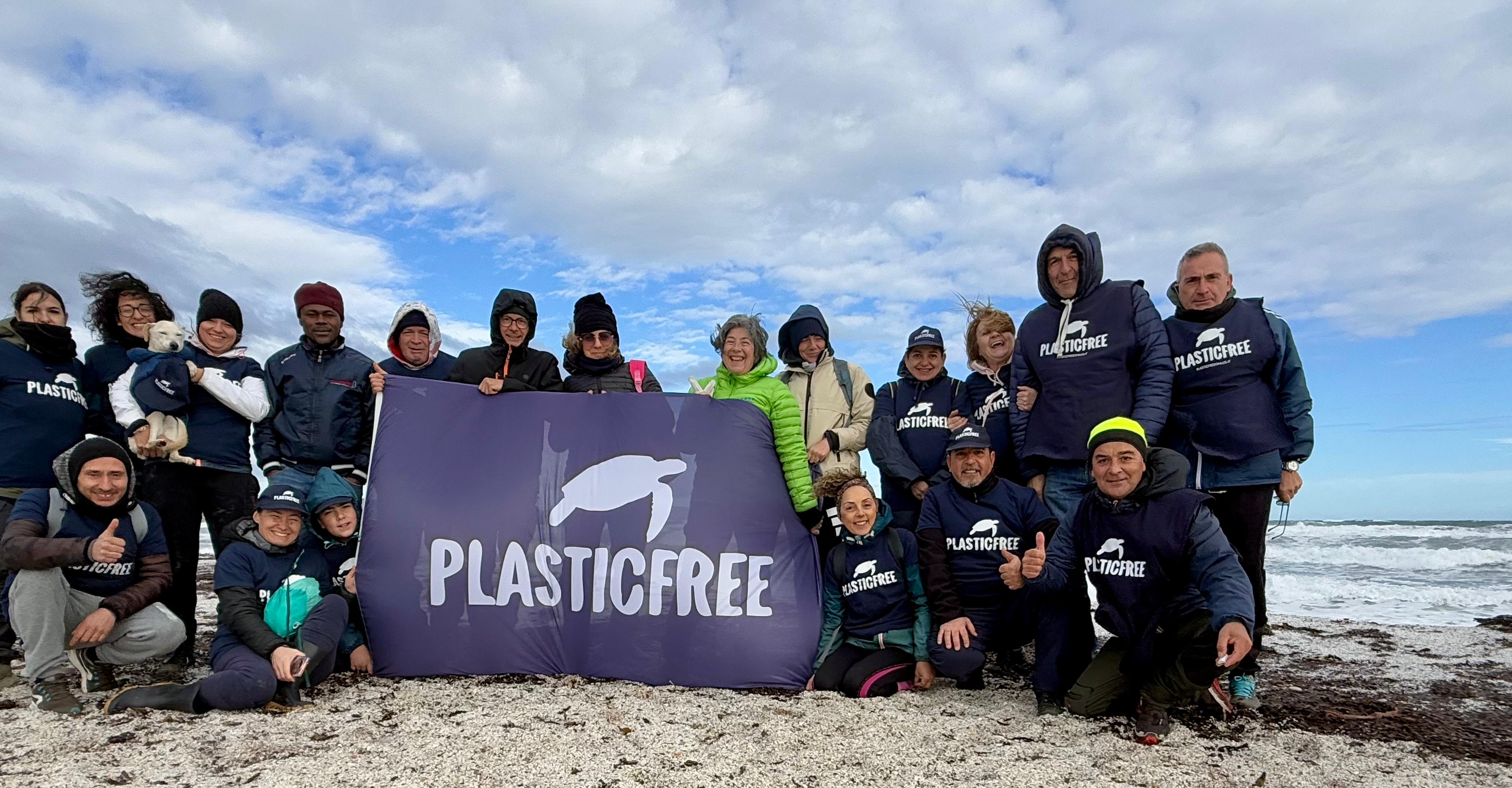 Stintino: 3 tonnellate di rifiuti raccolti, il vento di grecale non ferma i volontari Plastic Free